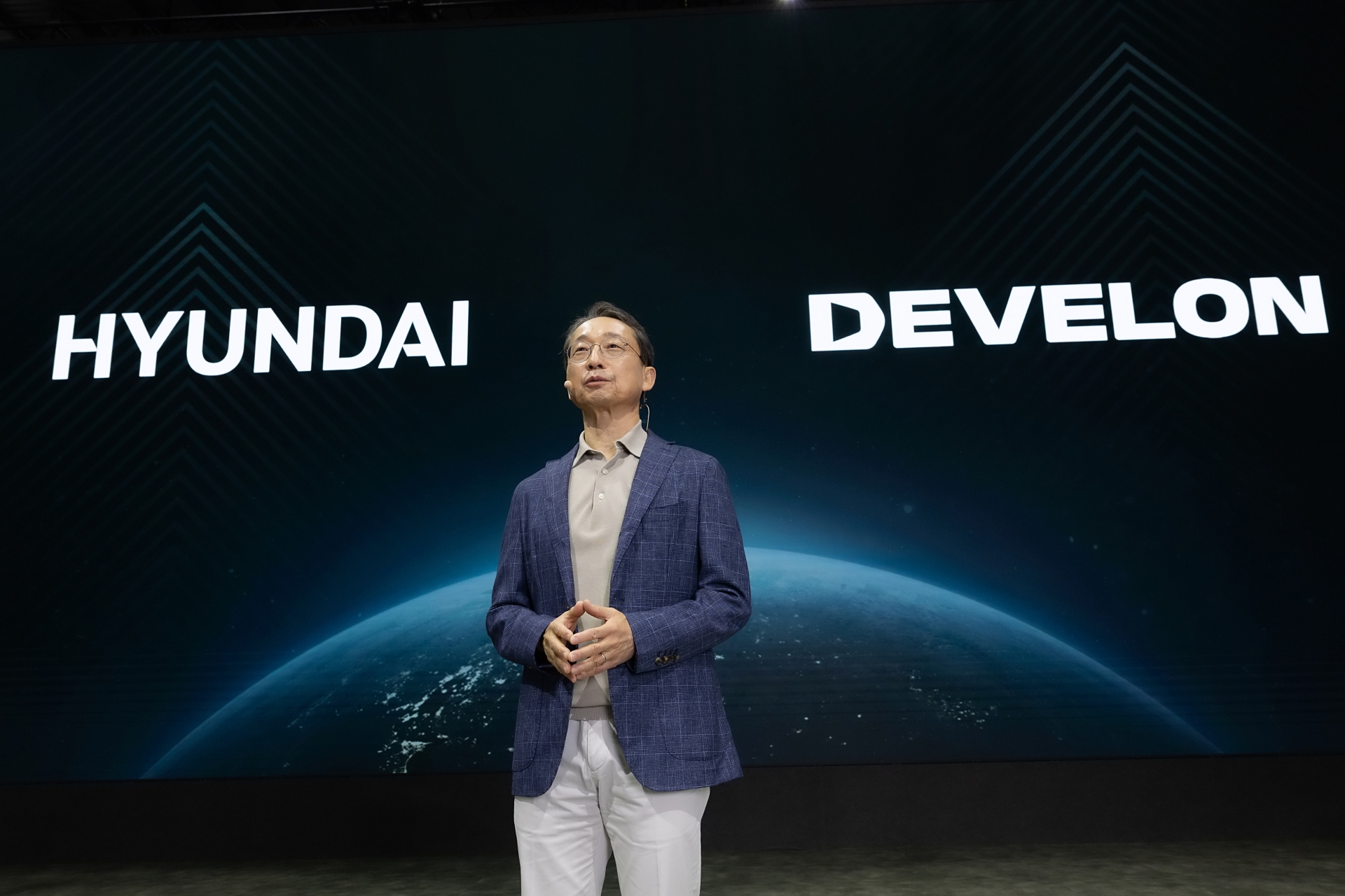 HD Hyundai Xite Solution President/CEO Young-cheul Cho introduces the next-generation new construction equipment model at the Seoul Mobility Show media briefing held at KINTEX on the 3rd (Thursday).