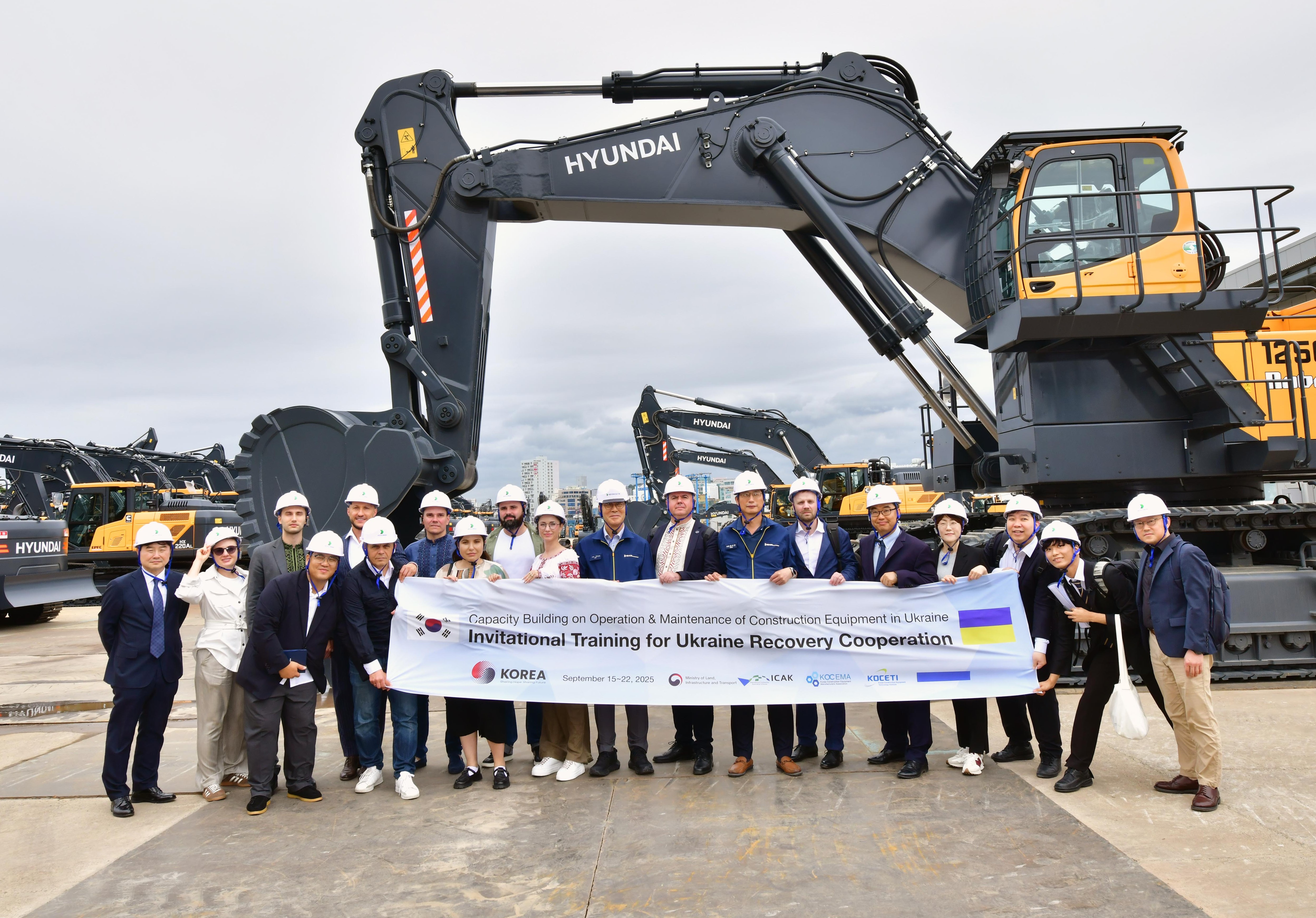 día 18 (jueves), funcionarios del gobierno de Ucrania que visitaron el campus de Ulsan de HD Hyundai Construction Equipment, posando para una fotografía.